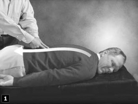 1. Begynd nerveassisten med at stryge nedad langs begge sider af rygsøjlen med to fingre.