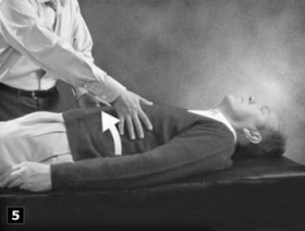 5. Com a pessoa deitada de costas, siga os canais nervosos à volta da parte frontal do corpo e então inverta de novo a direcção.