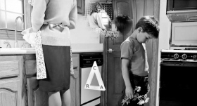 Immersa nei lavori domestici, la madre ignora la comunicazione del piccolo, che viene tagliata fuori, dando immediatamente luogo a un calo di affinità e realtà.